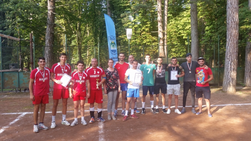 В традиционния ежегоден общинския турнир по волейбол за купата на