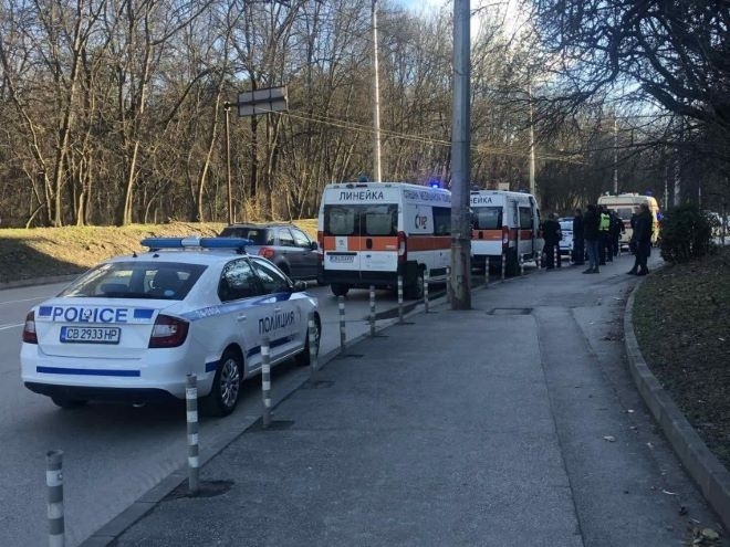 Пожар в жилищен блок в София, има пострадали полицаи и пожарникар /снимки/