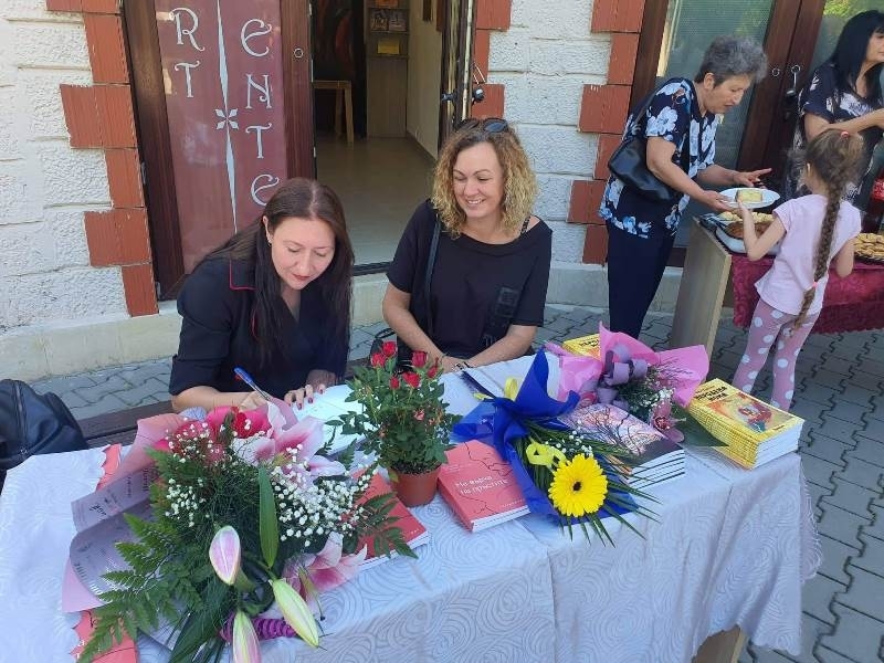 По покана на Снежана Петрова уредник на Арт център галерия