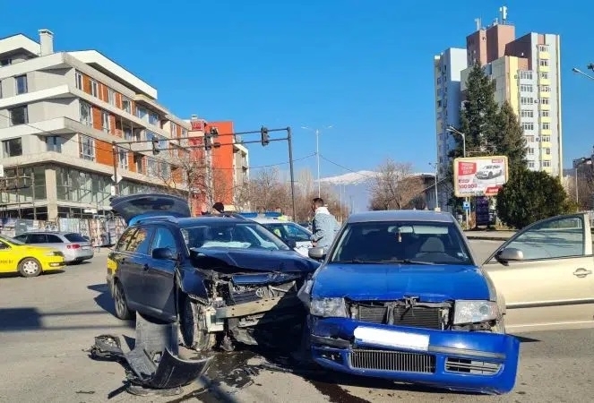Два леки автомобила са катастрофирали на главен булевард в Благоевград Инцидентът