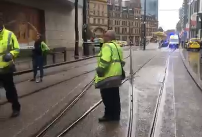 Четирима пострадаха след като мъж с нож ги нападна пред търговски център