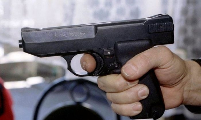 Побеснял мъж заплашва с пистолет жители на село Якимово съобщиха
