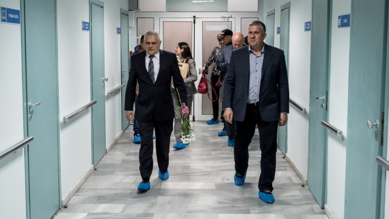 Ръководството на МВР посети пострадалата полицайка /снимки/