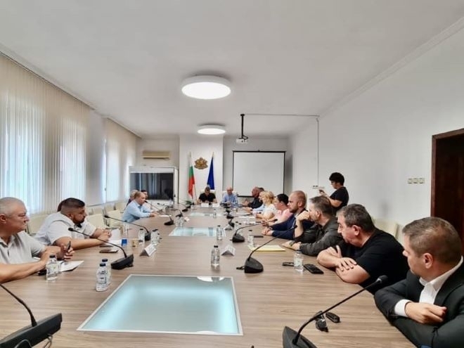 Областният управител Николай Николов проведе днес консултации с парламентарно представените