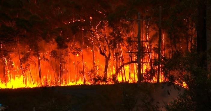 Над 900 пожарникари се бориха вчера с пожари бушуващи в