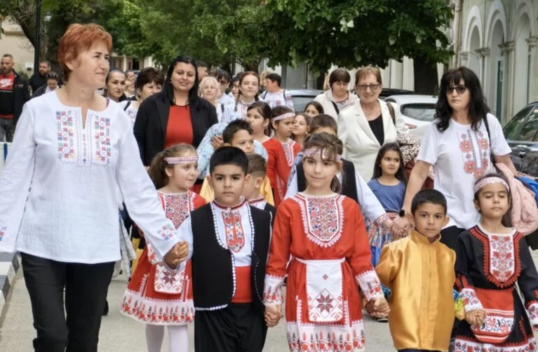 Цветен калейдоскоп зарадва децата на Оряхово