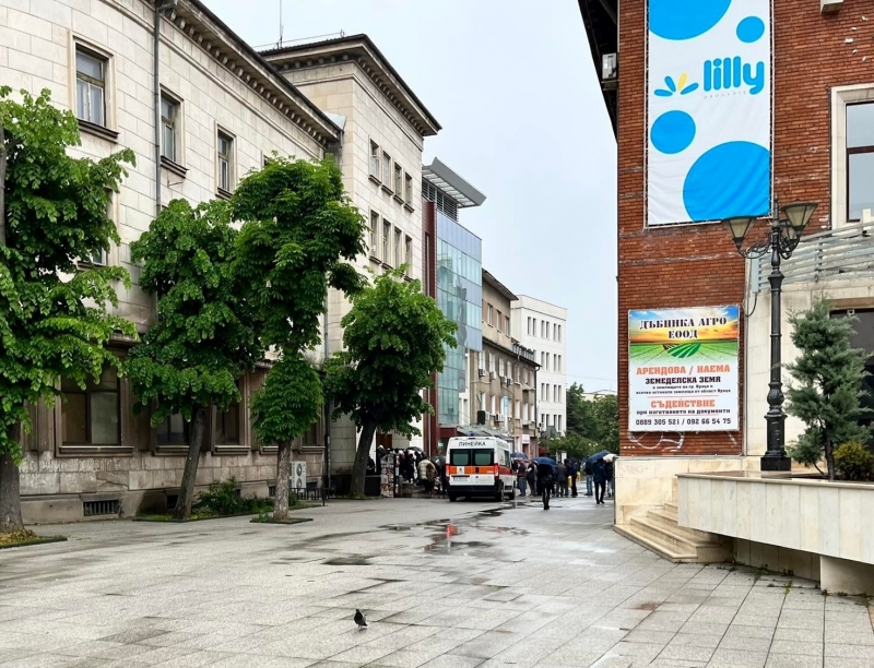 Линейка на сирени огласи централната пешеходна зона във Враца около