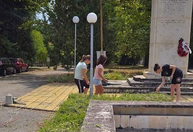 Доброволци почистиха паметник и пространството около него в берковско село /снимки/