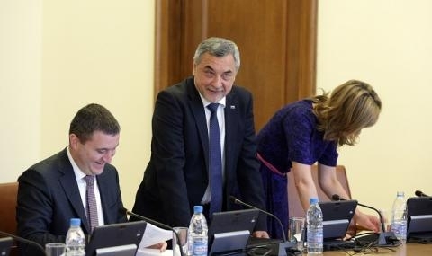 Вицепремиерът Валери Симеонов заяви пред Фокус че има пропаст в