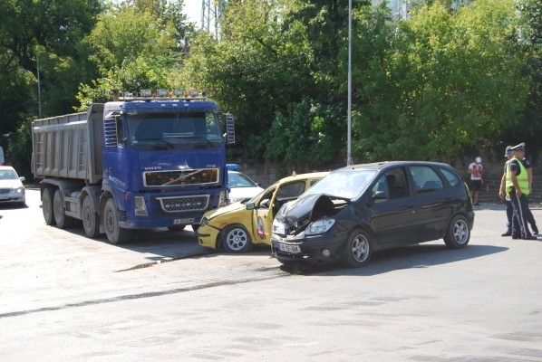 Два камиона единият от които теглил другия на буксир са