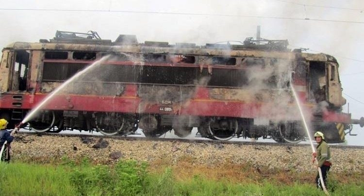 Локомотив избухна в пламъци край жп гарата в Лом, съобщиха