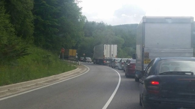 Ограничиха движението на главен път Е-79 между Враца и Ботевград,