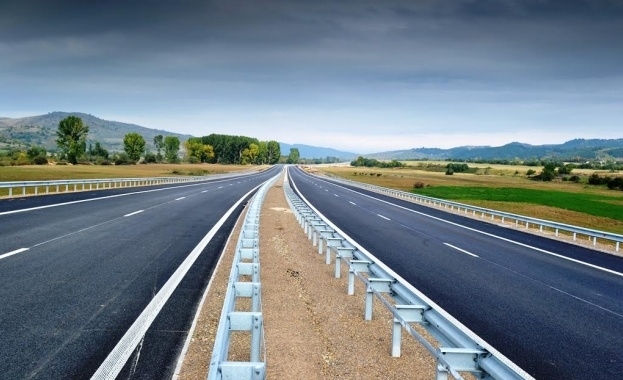 Полугол мъж вървящ по автомагистрала Струма край Благоевград гонеха тази