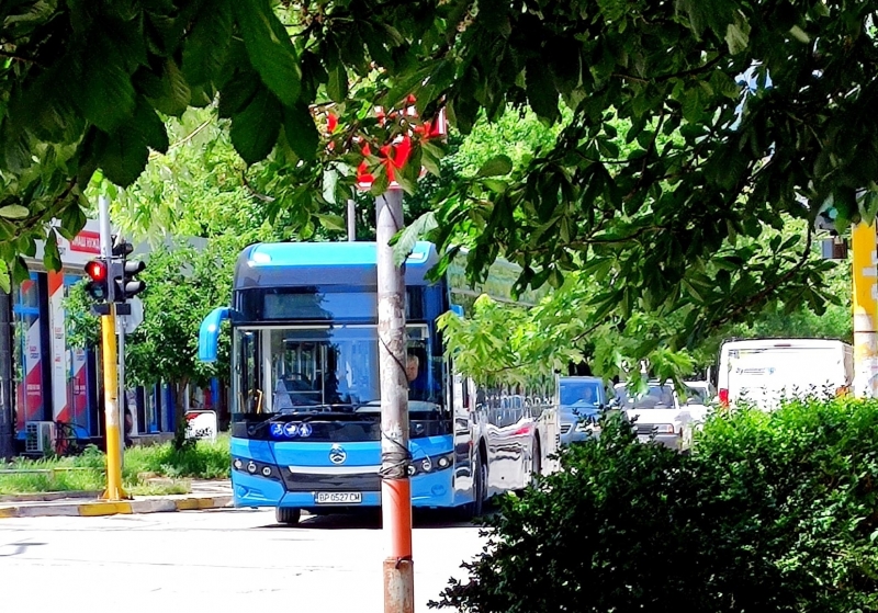Внимание, шофьори! Аварирал автобус затруднява движението във Враца /снимка/