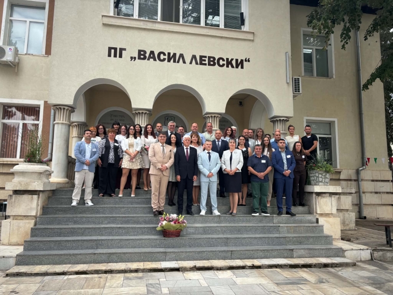 Министърът на отбраната и народни представители от „Прогресивна България" дадоха старт на учебната година във Врачанско /снимки/