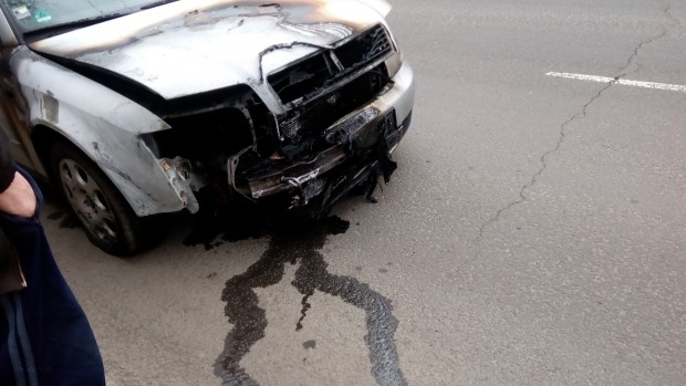 Катастрофа между две коли на входа на зоопарка в Бургас