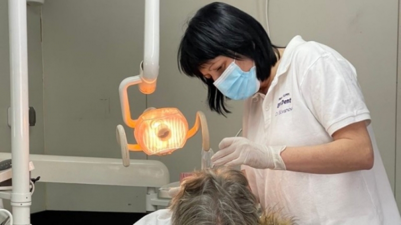 Възрастни хора ще получат безплатно зъбни протези изработени в рамките