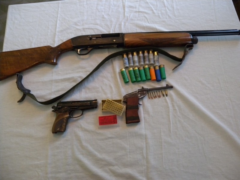 Полицаи са намерили и иззели незаконни пушки и патрони в