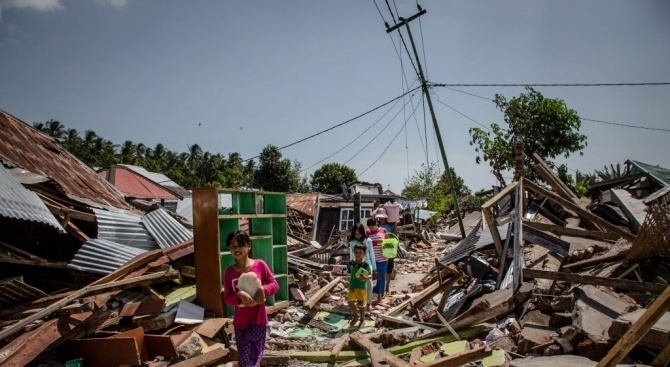 Броят на загиналите в Индонезия след опустошителното земетресение от 7.5