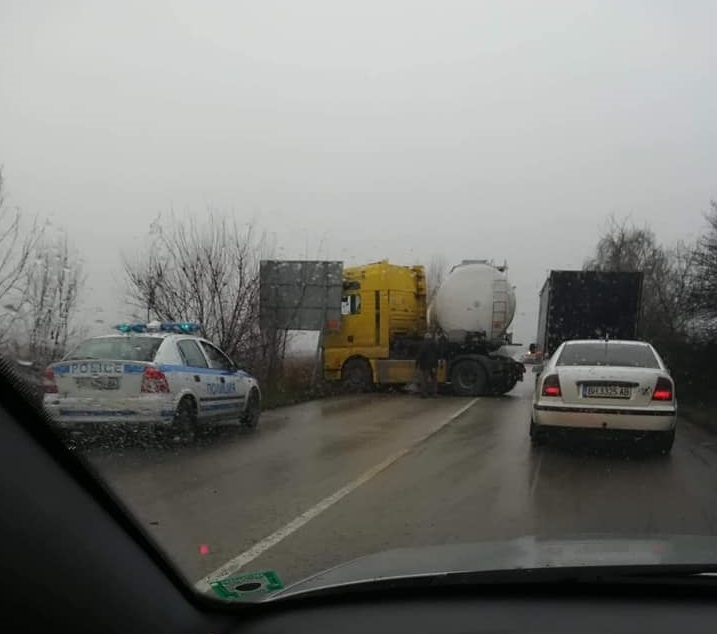 Цистерна се е завъртяла на международния път Е 79 в района