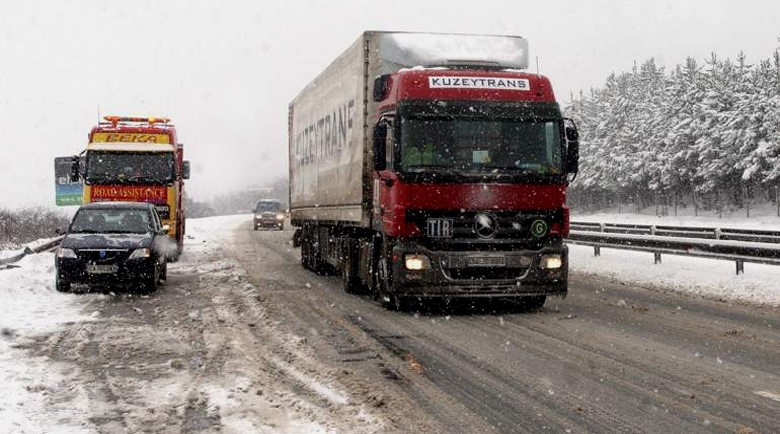 Десетки тежкотоварни камиони които бяха спрени заради снега край село