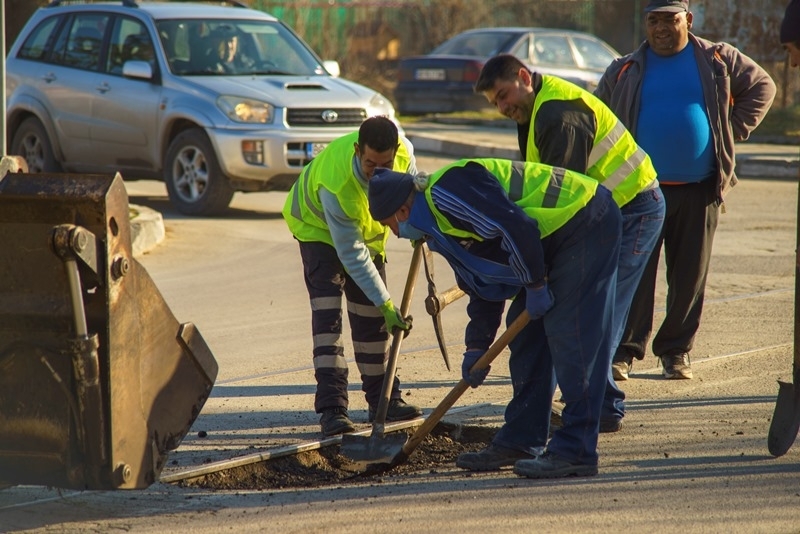 Служители на Общинско предприятие ОбП Чистота започнаха аварийно изкърпване със
