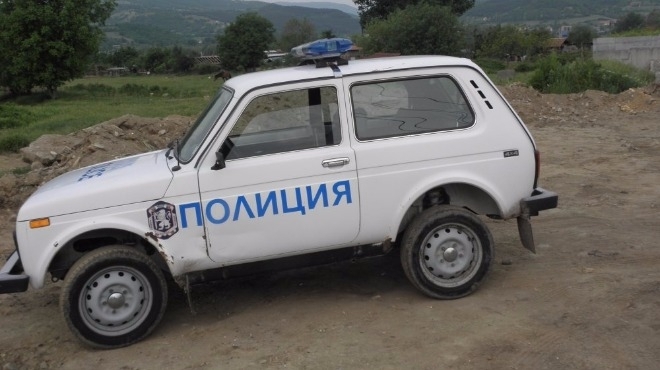 Неправоспособен и непълнолетен шофьор потопи колата си в река Скът