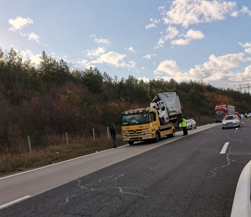 Един човек е пострадал при катастрофа между товарен автомобил и