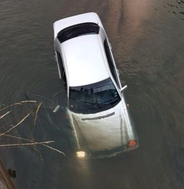 Двама младежи и девойка оцеляха след като излетяха с Мерцедес