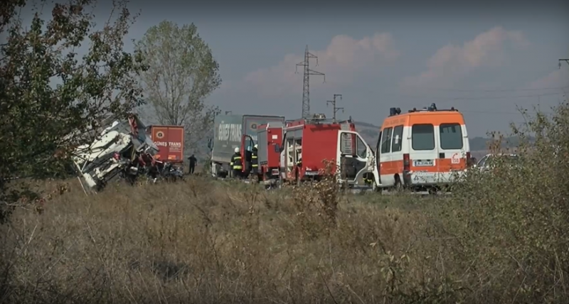 Заради челен удар между ТИР и автомобил е ограничено движението
