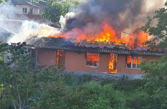 Огнеборци са се борили с два пожара във видинското село