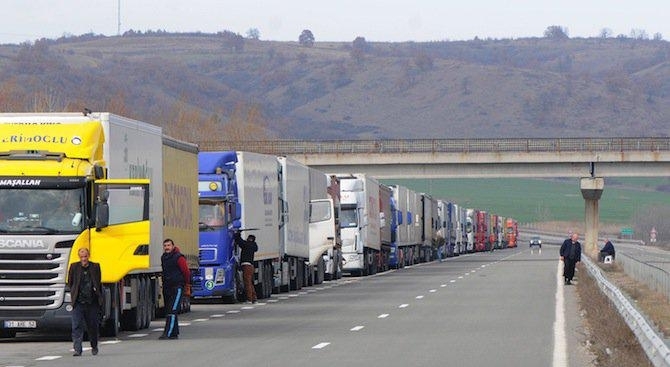 Дълга опашка от товарни автомобили се е натрупала на ГКПП