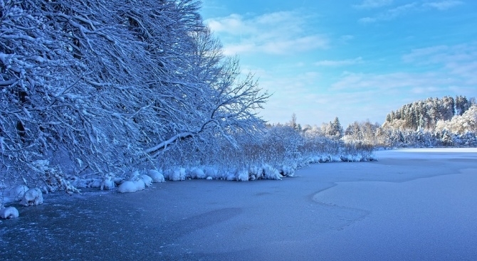 Американски спасители извадиха дете от замръзнало езеро в щата Илинойс