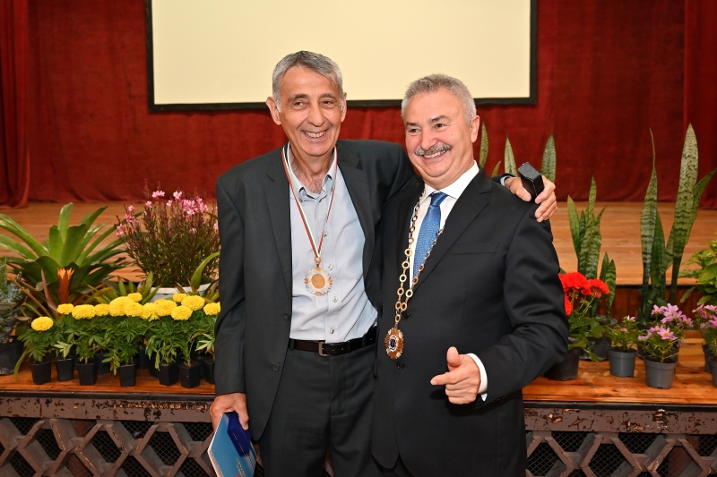 Духовници дипломати народни представители чуждестранни делегати посрещна Монтана на празника