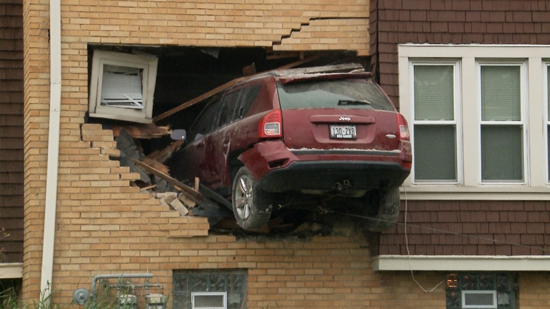 Германка преживя шок когато автомобил срути стената на дневната й