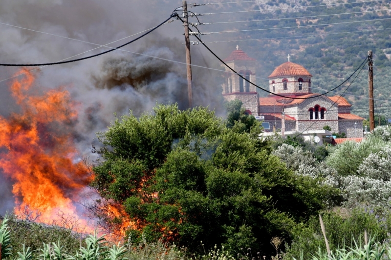 Спасителни екипи се борят с горски пожари в Гърция Само