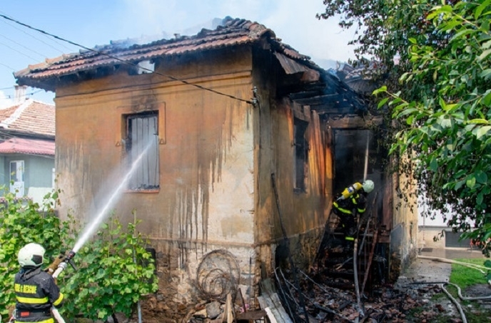 Огнеборци са гасили пожар, пламнал в къща в село Ружинци,