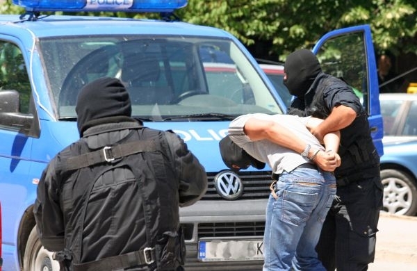 При спецкация: Ченгета хванаха наркодилъри в такси във Враца, 3-ма са арестувани