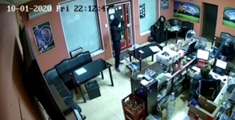 Опит за обир в пункт за спортни залагания е извършен