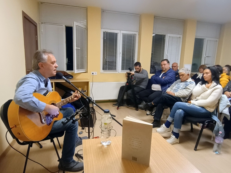 Поетът с китара Пламен Сивов изнесе музикално-поетичен рецитал в Мездра /снимки/