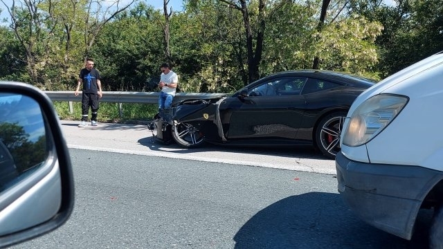 Верижна катастрофа с участие на Ферари предизвика задръстване на Тракия Два