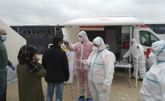Коронавирусът предизвиква размирици в голям миграционен лагер в Гърция довел