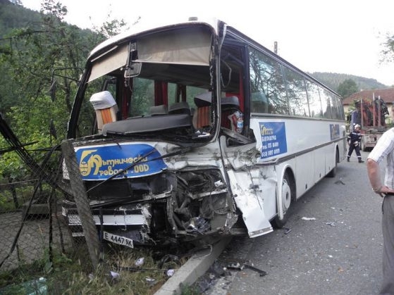 Автобус пътуващ по линията Силистра София и ТИР са се