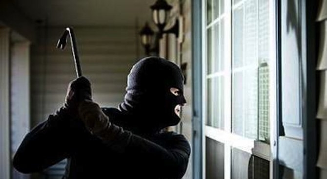 Полицията издирва крадец задигнал скъпа техника и пари от къща