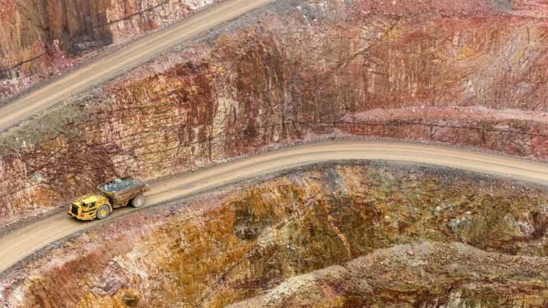 Най малко 15 души загинаха при свличане на земни маси в