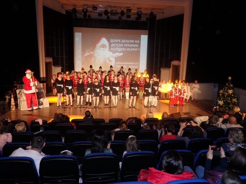 ГЕРБ Враца подари приказен спектакъл Коледни искри на децата