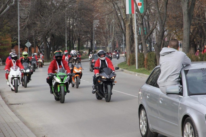 Двойно повече от очакваното Дядоколедовци на мотори се събраха на