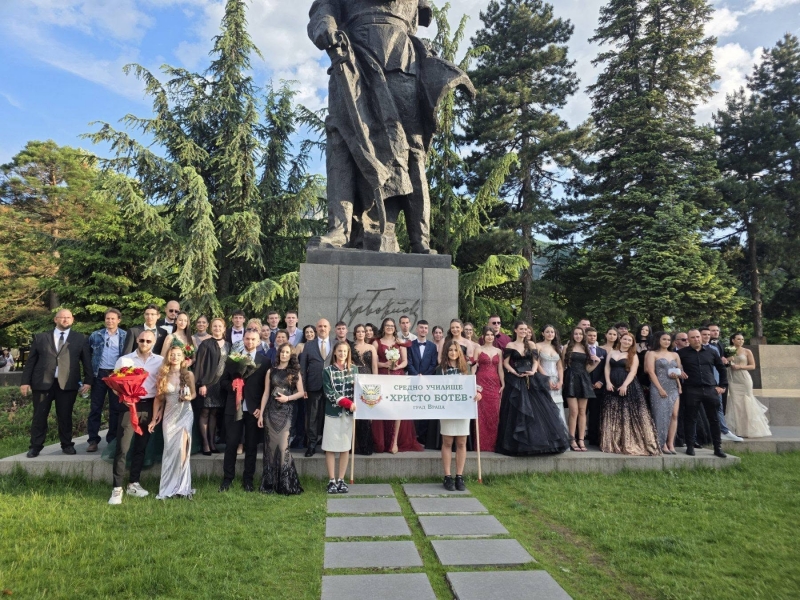 119-ият випуск пое по своя път: Абитуриентите на СУ „Христо Ботев“-Враца изпъкнаха с изискани визии /снимки/