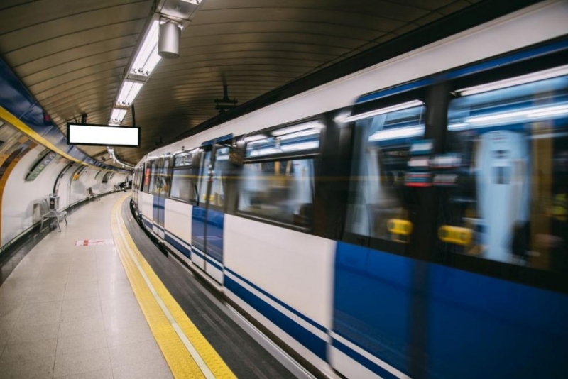Метрото в София мирише на болница