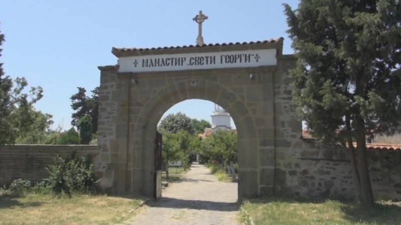 Затворник в отпуск ограби касата на манастир в Поморие /снимки/